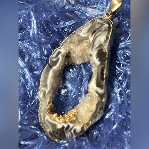 Agate geode vtg necklace Gold plated paint